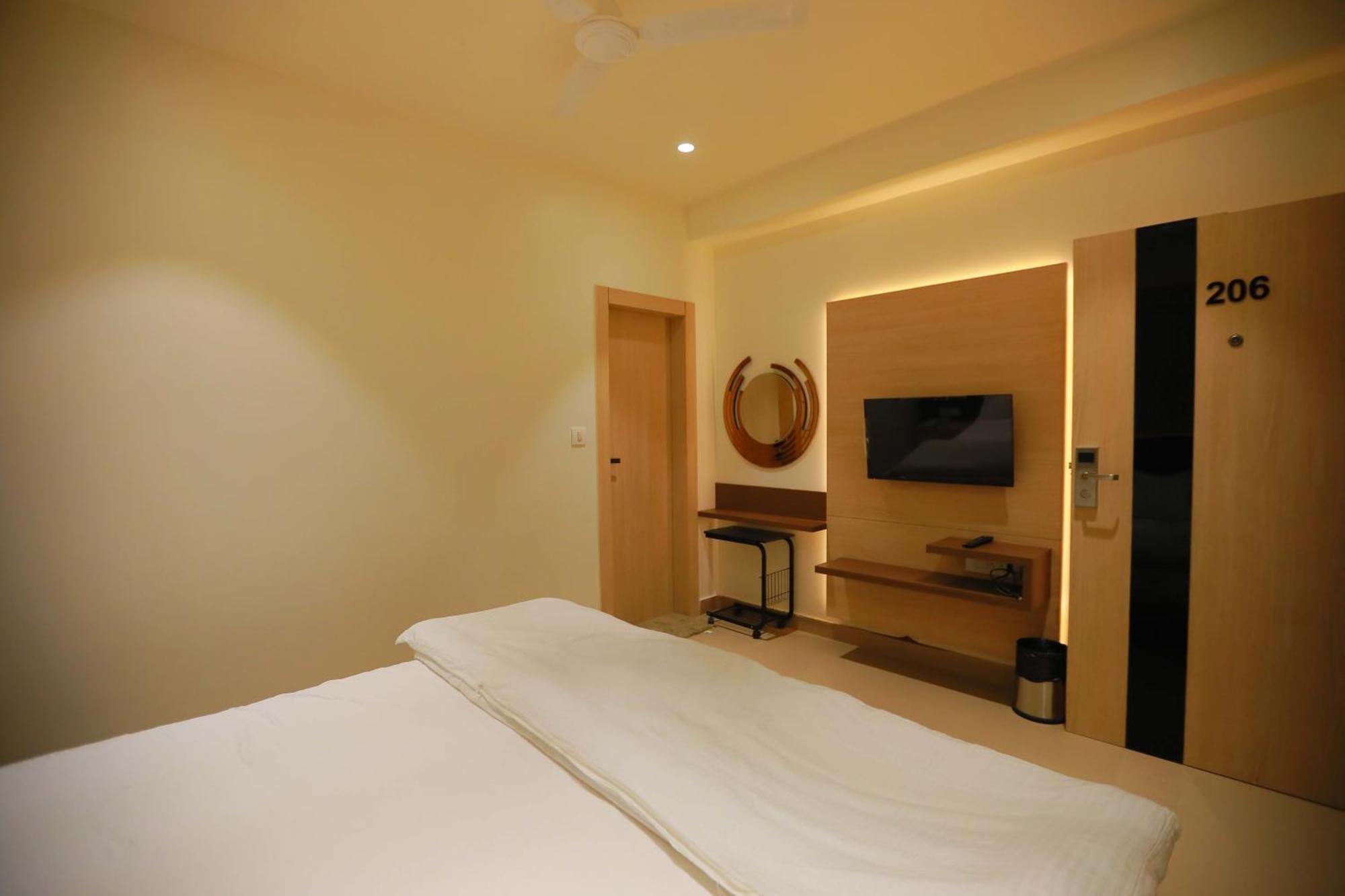 Hotel 16 Делі Екстер'єр фото